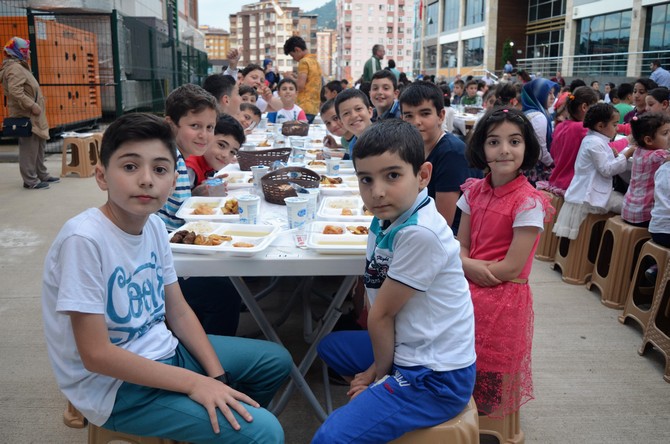 rize’de-300-cocuk-ilk-defa-oruc-tutup-iftar-acti-(4).jpg