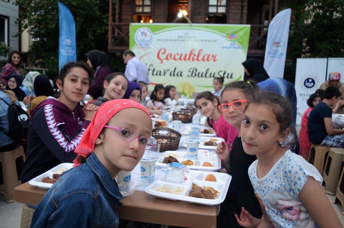 rize’de-300-cocuk-ilk-defa-oruc-tutup-iftar-acti-(5).jpg