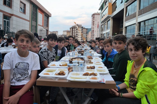rize’de-300-cocuk-ilk-defa-oruc-tutup-iftar-acti-(6).jpg