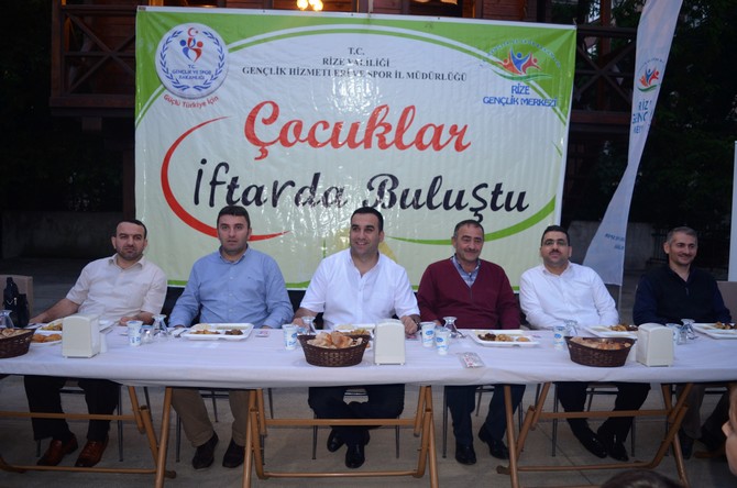 rize’de-300-cocuk-ilk-defa-oruc-tutup-iftar-acti-(7).jpg