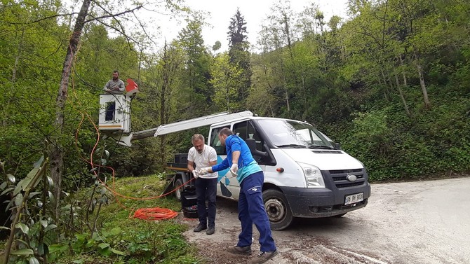 rize’de-5-gundur-internet-ve-telefonlarini-kullanamayan-koy-sakinleri,-ihbarda-bulununca-telefon-direklerindeki-kablolarinin-kesilerek-calindigi-ortaya-cikti-(1).jpg