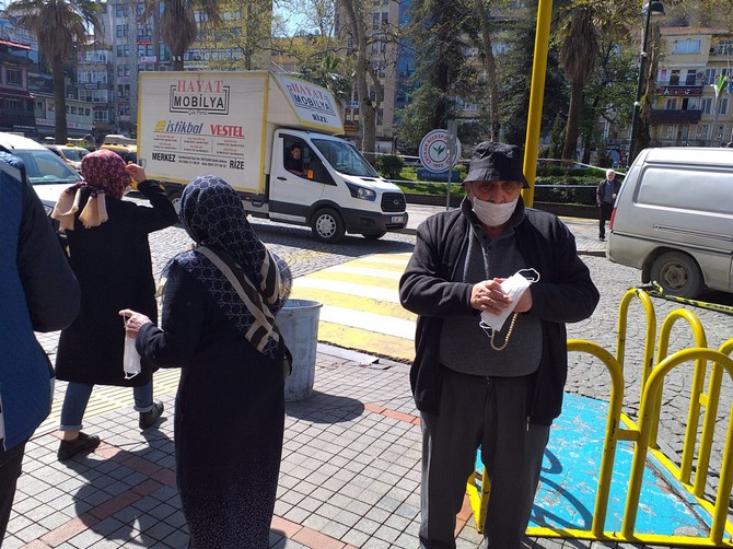 rize’de-80-bin-maske-vatandaslara-ucretsiz-dagitildi-(1).jpg