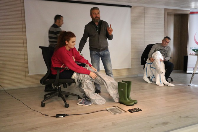 rize’de-acil-servis-calisanlarina-ve-servis-sorumlularina,-kimyasal-biyolojik-radyolojik-nukleer-(kbrn)-farkindalik-egitimi-duzenlendi-(7).jpg