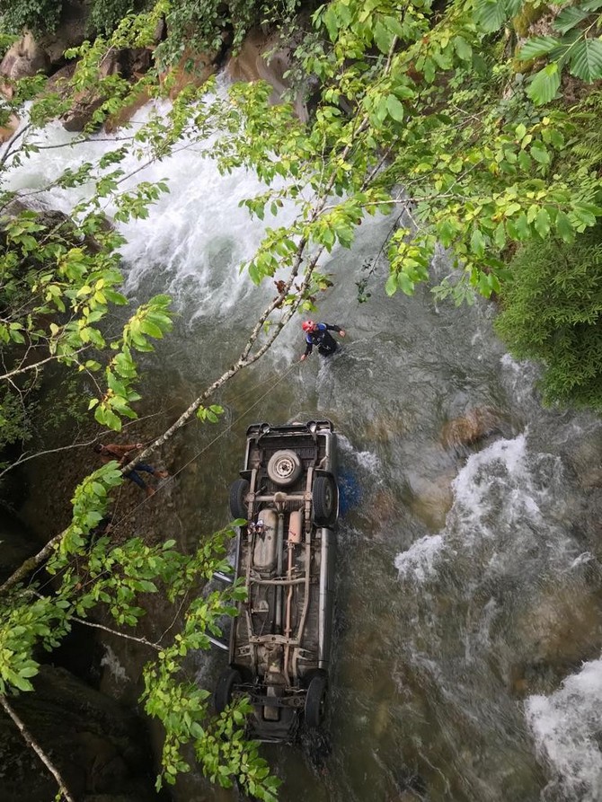 rize’de-arac-kopruden-dereye-dustu-2-yarali-(1)-001.jpg