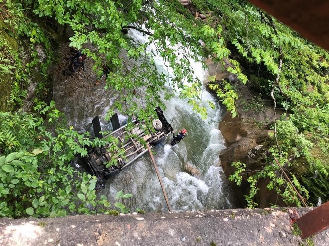 rize’de-arac-kopruden-dereye-dustu-2-yarali-(5).jpg