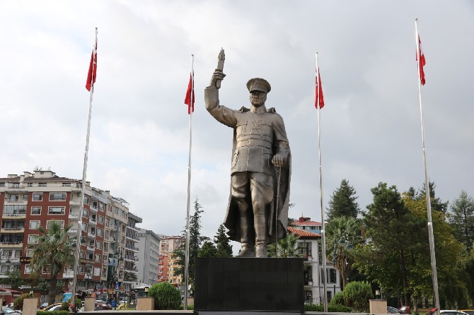 rize’de-ataturk-anitinin-bakimi-tamamlandi.-bust-bronz-renge-boyandi-(3).jpg