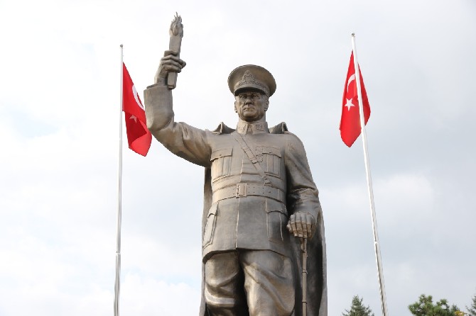 rize’de-ataturk-anitinin-bakimi-tamamlandi.-bust-bronz-renge-boyandi-(5).jpg