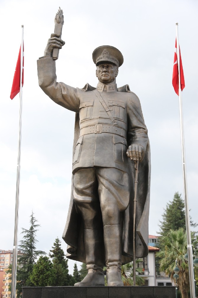 rize’de-ataturk-anitinin-bakimi-tamamlandi.-bust-bronz-renge-boyandi-(7).jpg