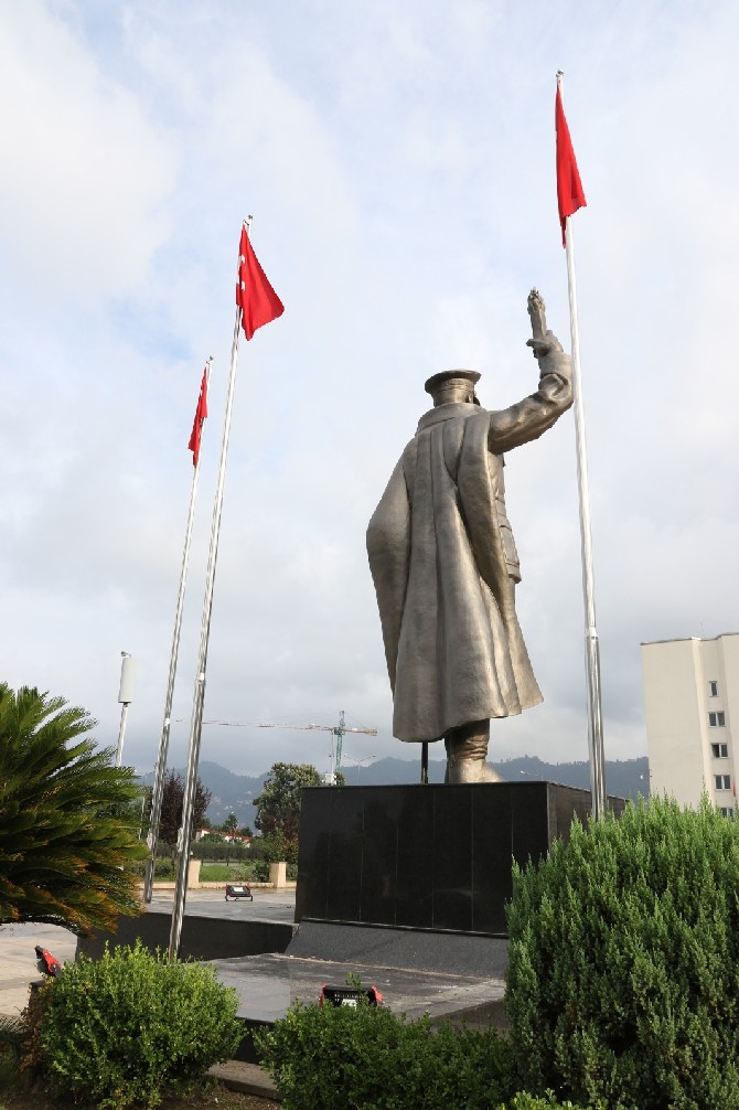 rize’de-ataturk-anitinin-bakimi-tamamlandi.-bust-bronz-renge-boyandi-(8).jpg