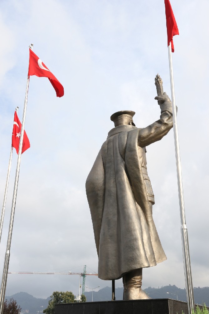 rize’de-ataturk-anitinin-bakimi-tamamlandi.-bust-bronz-renge-boyandi-(9).jpg