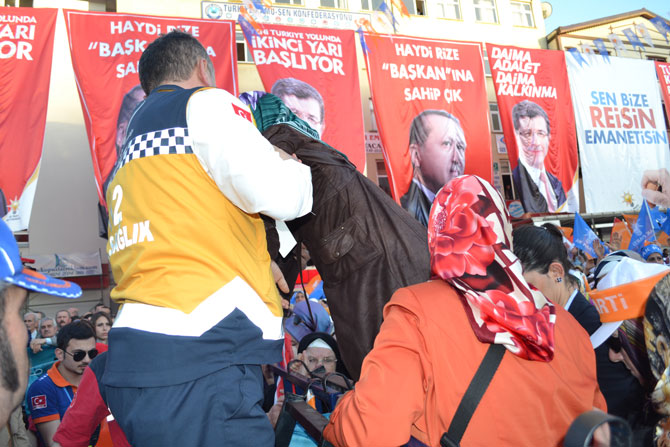 rize’de-bayiltan-basbakan-sevgisi-11.jpg rize’de-bayiltan-basbakan-sevgisi-11.jpg