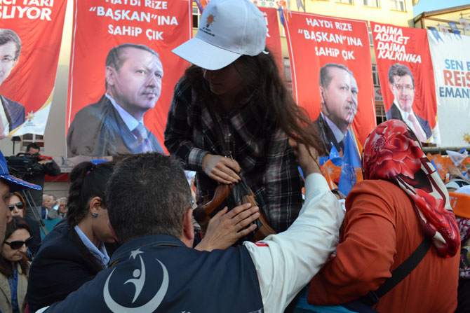 rize’de-bayiltan-basbakan-sevgisi-16.jpg rize’de-bayiltan-basbakan-sevgisi-16.jpg