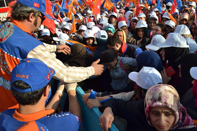 rize’de-bayiltan-basbakan-sevgisi-20.jpg rize’de-bayiltan-basbakan-sevgisi-20.jpg