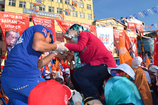 rize’de-bayiltan-basbakan-sevgisi-24.jpg rize’de-bayiltan-basbakan-sevgisi-24.jpg