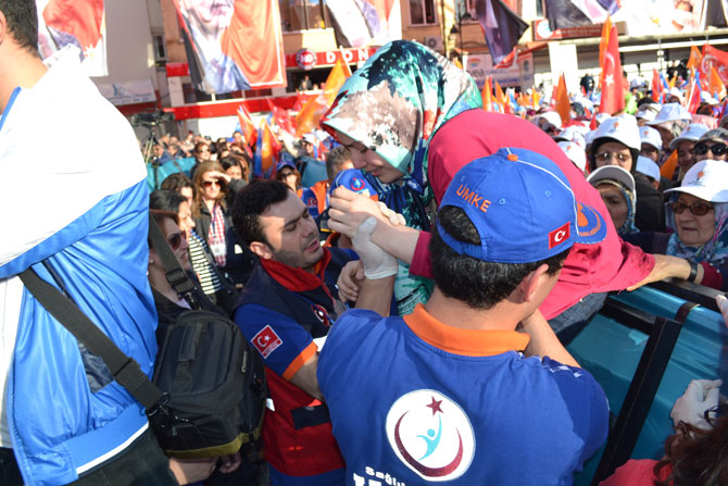 rize’de-bayiltan-basbakan-sevgisi-25.jpg rize’de-bayiltan-basbakan-sevgisi-25.jpg