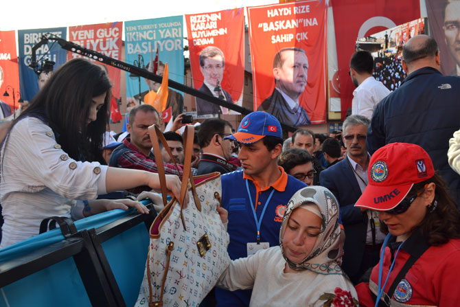 rize’de-bayiltan-basbakan-sevgisi-27.jpg rize’de-bayiltan-basbakan-sevgisi-27.jpg