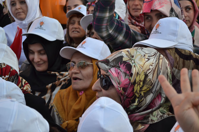 rize’de-bayiltan-basbakan-sevgisi-6.jpg rize’de-bayiltan-basbakan-sevgisi-6.jpg