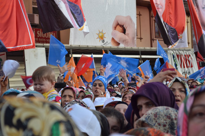 rize’de-bayiltan-basbakan-sevgisi-9.jpg rize’de-bayiltan-basbakan-sevgisi-9.jpg