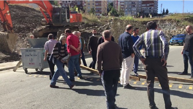 rize’de-belediye-ve-toki’ye-kizdilar-yolu-kapadilar-(1).jpg