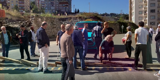 rize’de-belediye-ve-toki’ye-kizdilar-yolu-kapadilar-(3).jpg