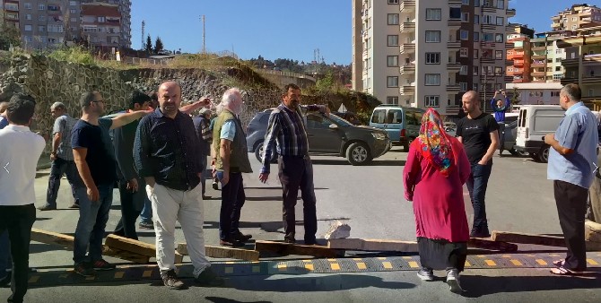 rize’de-belediye-ve-toki’ye-kizdilar-yolu-kapadilar-(4).jpg