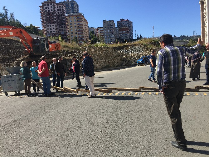 rize’de-belediye-ve-toki’ye-kizdilar-yolu-kapadilar-(9).jpg