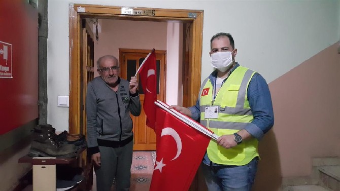 rize’de-binlerce-turk-bayrak-dagitildi-(1).jpg