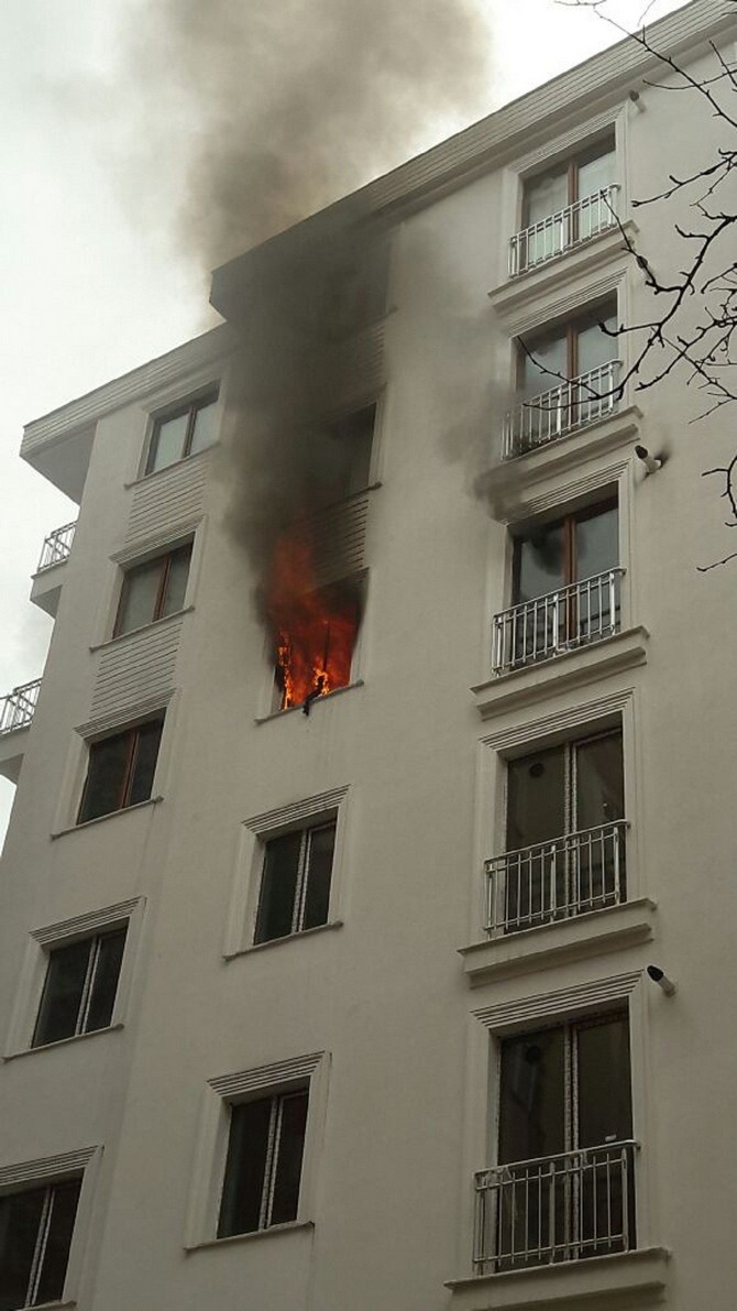 rize’de-bir-apartman-dairesinde-cikan-yangin-panige-neden-oldu-(3).jpg