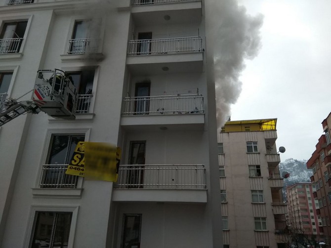rize’de-bir-apartman-dairesinde-cikan-yangin-panige-neden-oldu-(4).jpg