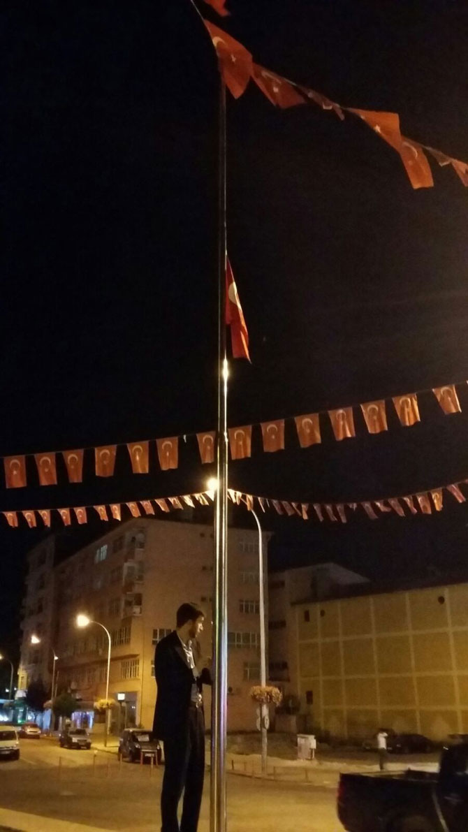 rize’de-bir-grup,-yas-ilan-ederek-bayraklari-yariya-indirdi-1.jpg