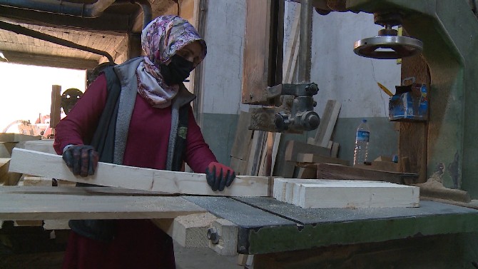 rize’de-bir-mobilya-fabrikasinda-kadin-isci-alinacagini-duyduktan-sonra-fabrikaya-basvuran-meryem-bas,-9-yildir-marangoz-ustaligi-yapiyor.-(1).jpg