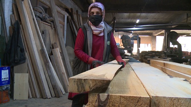 rize’de-bir-mobilya-fabrikasinda-kadin-isci-alinacagini-duyduktan-sonra-fabrikaya-basvuran-meryem-bas,-9-yildir-marangoz-ustaligi-yapiyor.-(4).jpg