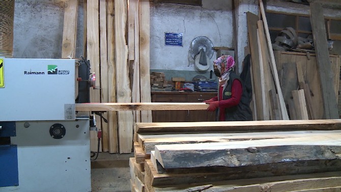 rize’de-bir-mobilya-fabrikasinda-kadin-isci-alinacagini-duyduktan-sonra-fabrikaya-basvuran-meryem-bas,-9-yildir-marangoz-ustaligi-yapiyor.-(6).jpg