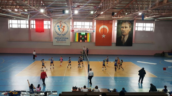 rize’de-bolgesel-bayan-voleybol-musabakalari-basladi-(3).jpg