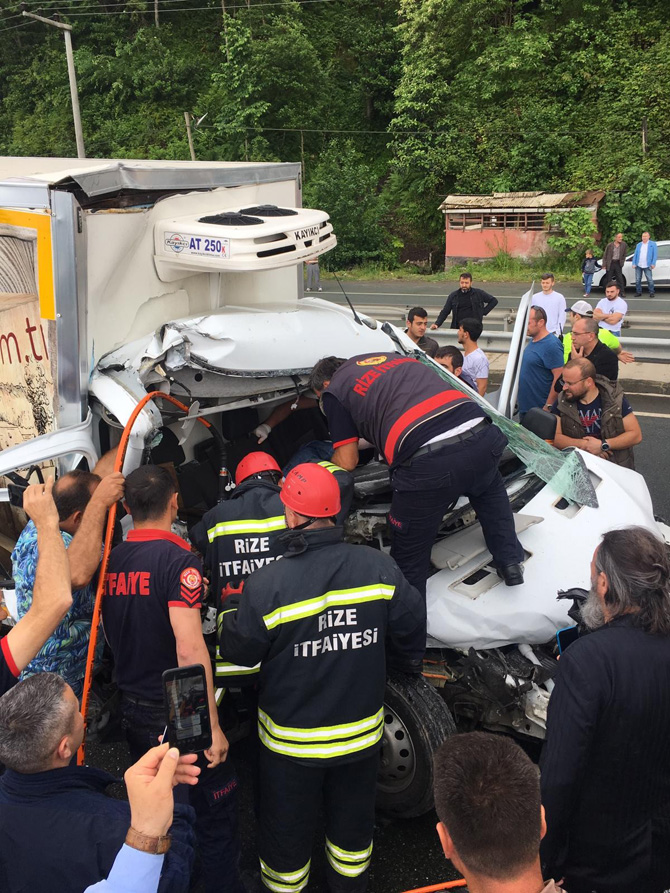 rize’de-bugun-meydana-gelen-trafik-kazasinda-3-kisi-yaralandi.--1.jpg