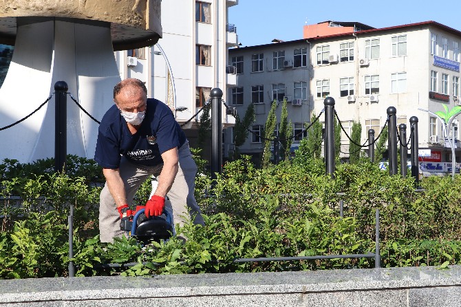rize’de-cay-ureticileri-dayanisma-ve-yardimlasma-dernegi-(cayudad)-uyeleri,-sehir-meydanindaki-caylarin-bakimini-yaptilar-(3).jpg