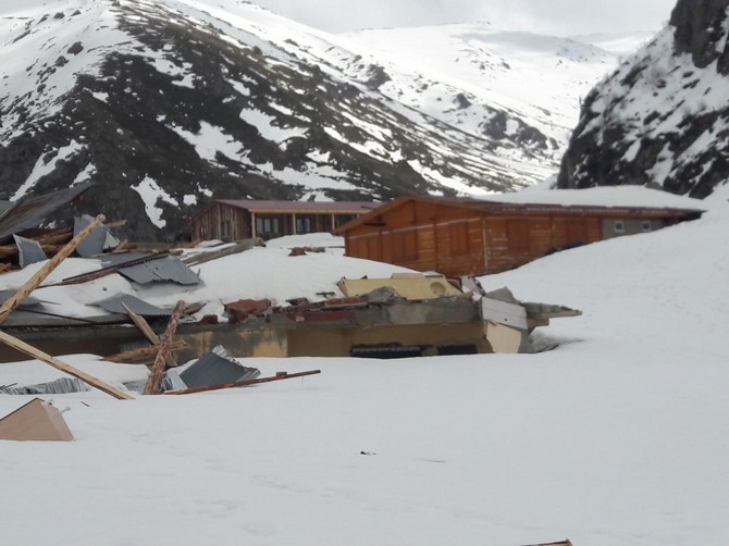rize’de-cig-yayla-evlerini-evlerini-yikti-gecti-(2).jpg