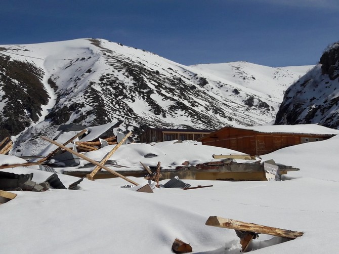 rize’de-cig-yayla-evlerini-evlerini-yikti-gecti-(3).jpg