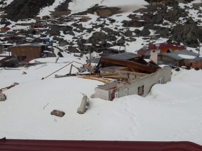 rize’de-cig-yayla-evlerini-evlerini-yikti-gecti-(4).jpg