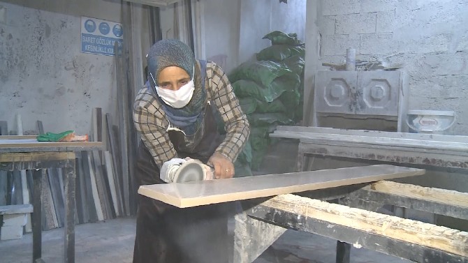 rize’de-destek-olmak-icin-esinin-yaninda-ise-baslayan-52-yasindaki-iki-cocuk-annesi-birsen-akgun,-isini-sevince-25-yildir-mermer-ustaligi-yapiyor-(2).jpg