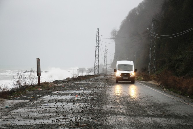 rize’de-dev-dalgalar-otoyola-cikti-(1).jpg