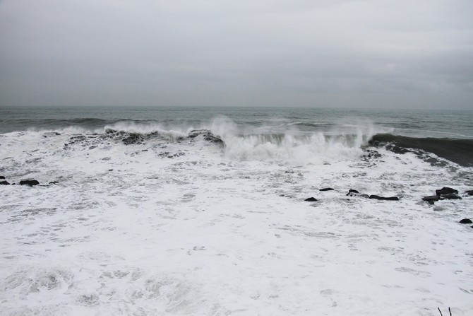 rize’de-dev-dalgalar-otoyola-cikti-(2).jpg