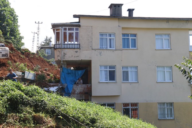 rize’de-dun-etkili-olan-siddetli-yagis-derepazari-ilcesinde-heyelanlara-ve-3-evin-tahliye-edilmesine-neden-olurken,-bugun-afetin-yaralari-sarilmaya-calisiliyor-(1).jpg