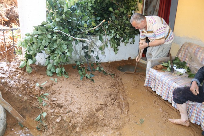 rize’de-dun-etkili-olan-siddetli-yagis-derepazari-ilcesinde-heyelanlara-ve-3-evin-tahliye-edilmesine-neden-olurken,-bugun-afetin-yaralari-sarilmaya-calisiliyor-(5).jpg
