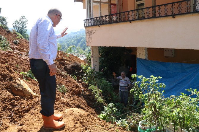 rize’de-dun-etkili-olan-siddetli-yagis-derepazari-ilcesinde-heyelanlara-ve-3-evin-tahliye-edilmesine-neden-olurken,-bugun-afetin-yaralari-sarilmaya-calisiliyor-(6).jpg