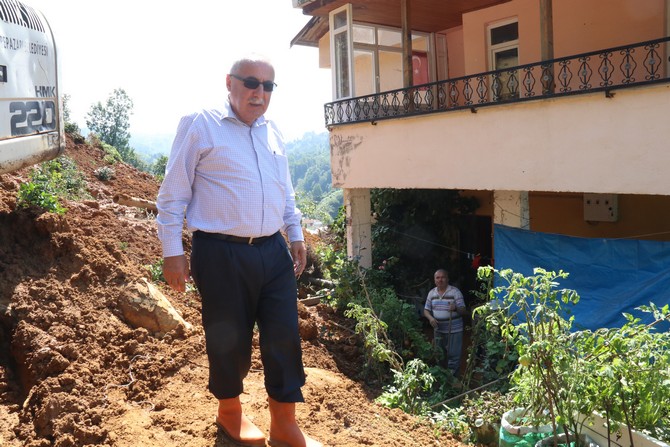 rize’de-dun-etkili-olan-siddetli-yagis-derepazari-ilcesinde-heyelanlara-ve-3-evin-tahliye-edilmesine-neden-olurken,-bugun-afetin-yaralari-sarilmaya-calisiliyor-(7).jpg