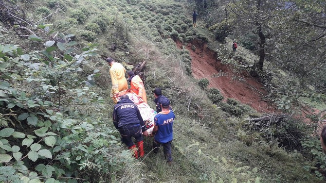 rize’de-dun-yasanan-sel-ve-heyelanlar-nedeniyle-evlerinde-mahsur-kalan-vatandaslar-kurtarilmaya-baslandi-(2).jpg