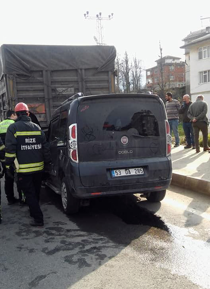rize’de-duran-tirin-altina-giren-aracin-surucusu-agir-yaralandi-5-001.jpg
