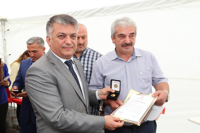 rize’de-en-cok-kan-bagisi-yapan-vatandaslara-turk-kizilay’i-rize-kan-bagis-merkezi-tarafindan-altin,-gumus-ve-bronz-madalyalar-verildi1.jpg rize’de-en-cok-kan-bagisi-yapan-vatandaslara-turk-kizilay’i-rize-kan-bagis-merkezi-tarafindan-altin,-gumus-ve-bronz-madalyalar-verildi1.jpg