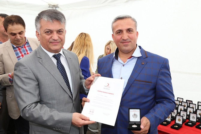 rize’de-en-cok-kan-bagisi-yapan-vatandaslara-turk-kizilay’i-rize-kan-bagis-merkezi-tarafindan-altin,-gumus-ve-bronz-madalyalar-verildi2.jpg rize’de-en-cok-kan-bagisi-yapan-vatandaslara-turk-kizilay’i-rize-kan-bagis-merkezi-tarafindan-altin,-gumus-ve-bronz-madalyalar-verildi2.jpg